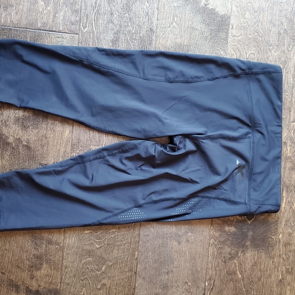 NWOT 2XU fitness leggings 3/4th cropped size L - Picture 6 of 7